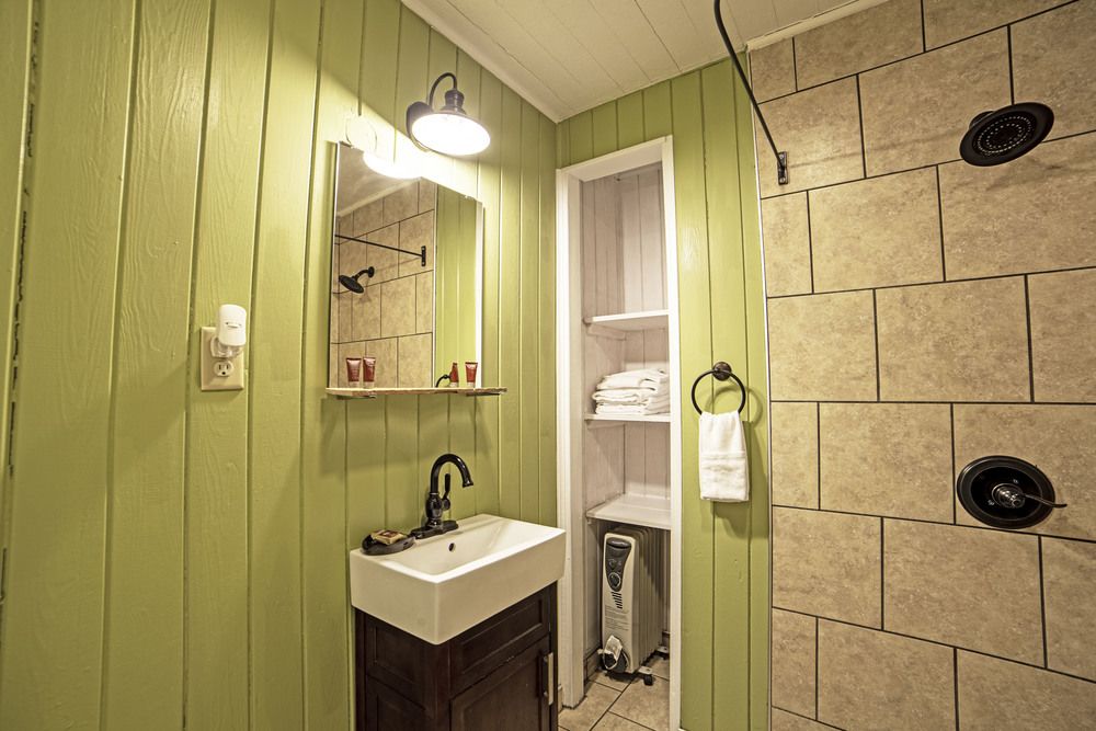 Riverside Lodge at Chimney Rock: 289 Main St, Chimney Rock, NC 28720